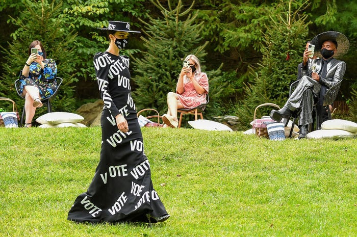 Trên Instagram, Siriano chia sẻ một bức ảnh về trang phục trang phục có chữ VOTE và bày tỏ: “Với tư cách là một nhà thiết kế, những bộ quần áo này chính là tiếng nói của tôi”. 