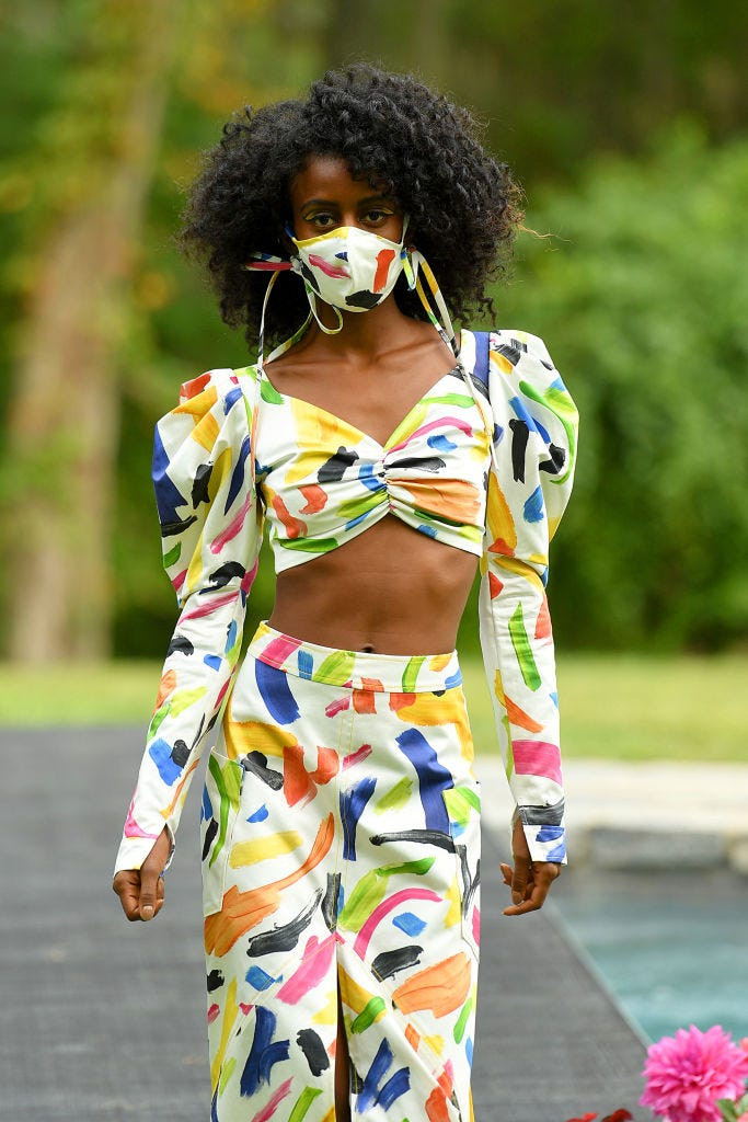  Anh muốn các thiết kế lần này có tính ứng dụng cao. Khẩu trang là item không thể thiếu vì dịch Covid 19 vẫn rất căng thẳng ở Mỹ. 