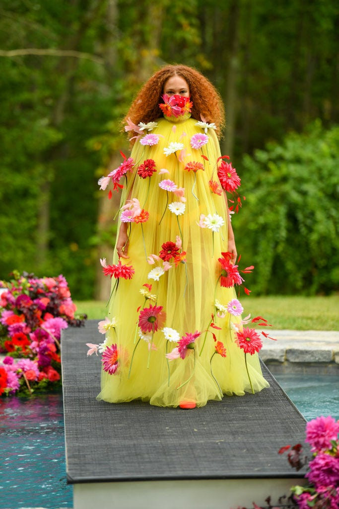 Siriano nói với Vogue rằng: “Tôi mong rằng màn catwalk này sẽ khiến bạn nhớ đến các buổi trình diễn thời trang truyền thống. Tôi muốn đây giống như ‘lối thoát’ cho mọi người khỏi những căng thẳng. Mơ mộng. Hãy vui chơi thỏa thích với thời trang”.  