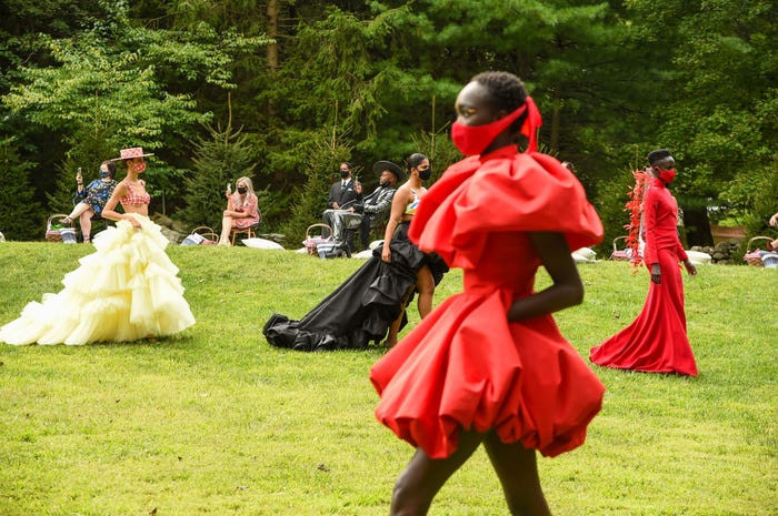 Toàn bộ ekip của nhà thiết kế đã được xét nghiệm Covid 19 một ngày trước khi bắt đầu sự kiện. 