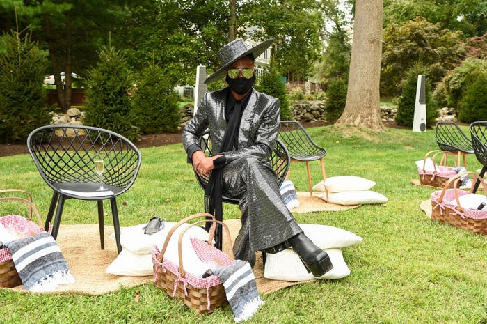 Nam diễn viên Billy Porter là một trong những khách mời tại show diễn của Siriano. Anh mặc một bộ suit ánh kim từ đầu đến chân với một chiếc mũ rộng vành và đôi bốt đen. 