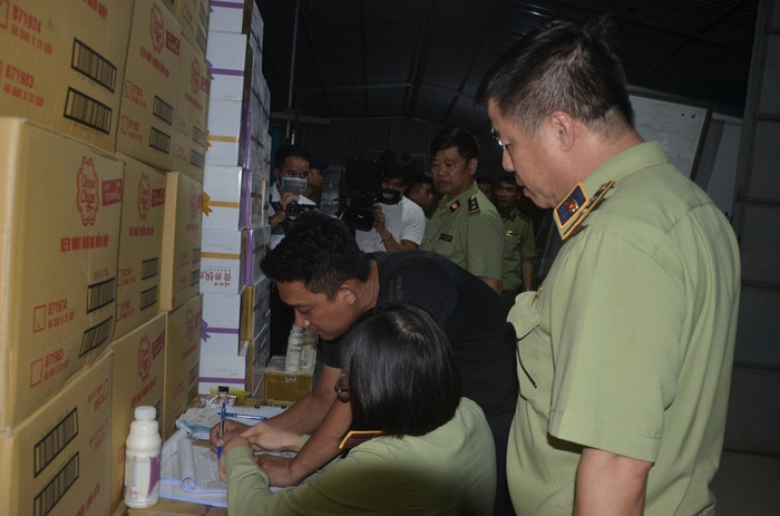 Thời điểm kiểm tra, chủ hàng chưa xuất trình được bất cứ giấy tờ gì liên quan đến số sữa chua kể trên.&nbsp;