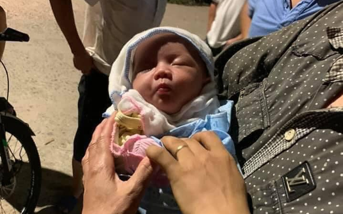 Bé gái sơ sinh bị bỏ rơi trong thùng rác kèm tờ giấy: 'Con khổ quá không thể nuôi được' Ảnh 2