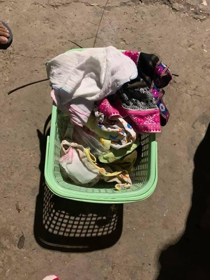 Giỏ quần áo được mẹ cháu bé để lại. 