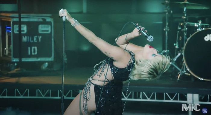 Thiết kế với phần dây chằng chịt ngang hông và eo vô cùng điệu nghệ được Miley Cyrus 'chinh phục' một cách dễ dàng 