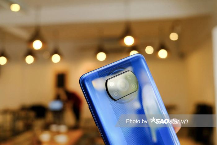 Xuất hiện trên mặt lưng của POCO X3 NFC còn có cụm lạ mắt, tạo điểm nhấn khác biệt so với các dòng điện thoại đang được bán ra trên thị trường. POCO X3 NFC được trang bị bộ 4 camera chính có thông số lần lượt là camera chính 64MP camera góc siêu rộng 13MP camera macro 2MP cảm biến độ sâu 2MP.