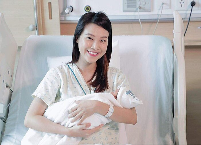 Bé Max - con trai Hoàng Oanh và ông xã ngoại quốc lúc chào đời nặng 2,7 kg và dài 49 cm