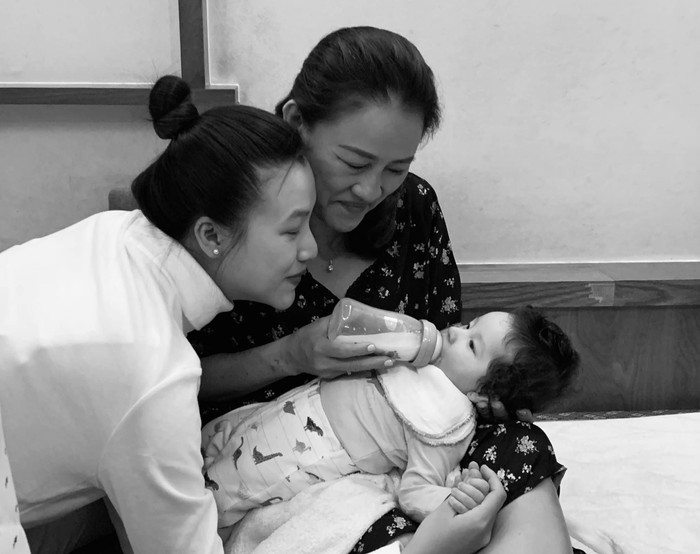 Hoàng Oanh may mắn có được sự giúp đỡ của gia đình bên ngoại trong suốt quãng thời gian mang thai và sinh con.