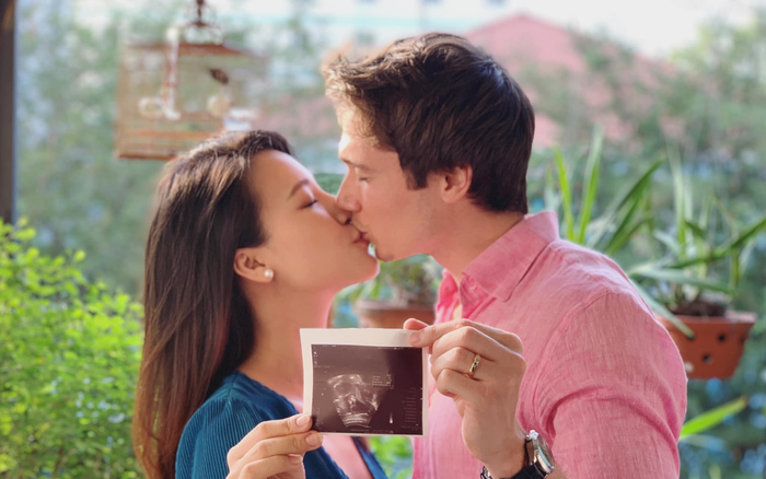 MC Hoàng Oanh đưa con trai mới sinh sang Singapore đoàn tụ với ông xã sau hơn nửa năm xa cách vì dịch Ảnh 2