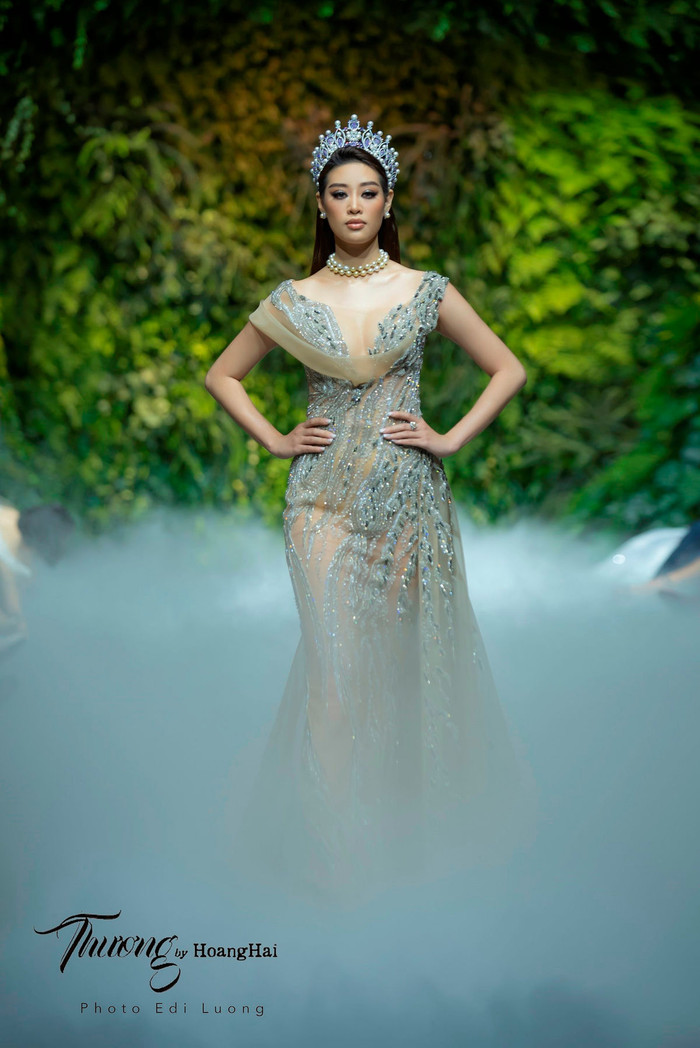 Xuất hiện ấn tượng trong trang phục của NTK Hoàng Hải cùng chiếc vương miện Brave Heart quyền lực, Hoa hậu Khánh Vân chứng minh kỹ năng catwalk của mình bằng những bước đi tự tin, mở màn cho show diễn. Dù đã nhiều lần trình diễn thời trang nhưng lần đầu tiên, Hoa hậu Khánh Vân đội vương miện Brave Heart diễn cho một chương trình.