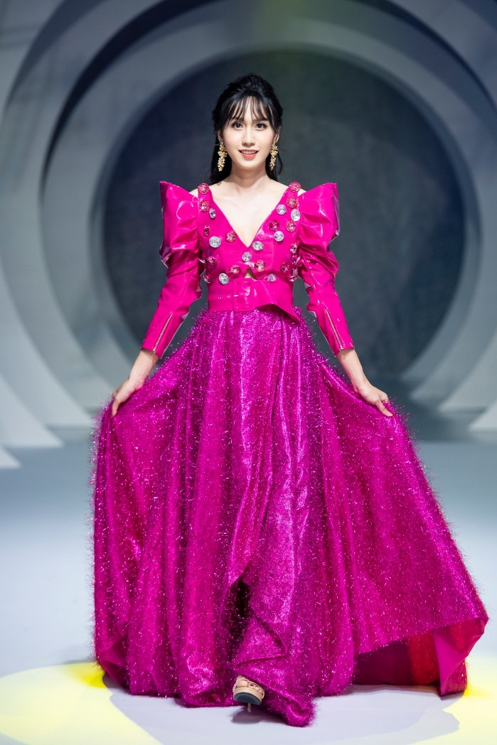 Lần đầu trình diễn thời trang, Lynk Lee trình diễn vô cùng tự tin. Nhà thiết kế chọn cô vì muốn truyền đến người xem thông điệp về sự tự tin, hạnh phúc khi được là chính mình. Lynk Lee đã đấu tranh suốt 30 năm, vượt định kiến xã hội, chuyển giới để sống thật với bản thân. Câu chuyện của nữ ca sĩ được nhiều người ủng hộ.