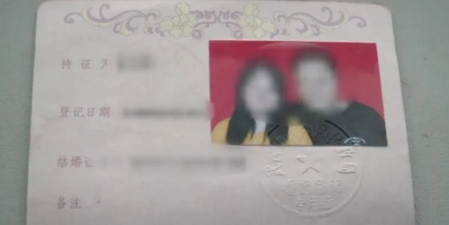 Giấy chứng nhận kết hôn cũng là cô nhờ bạn làm giả. 