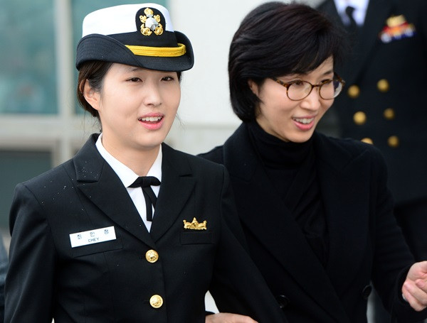 Roh So Young đến đón Min Jung sau đã trở về Hàn Quốc sau chuyến công tác kéo dài 6 tháng để điều quân đến Vịnh Aden ở Somalia.