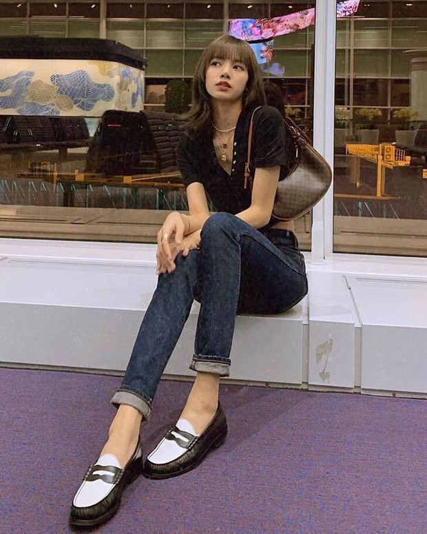 Chưa dừng tại đó, chiếc túi Celine Ava do giám đốc sáng tạo Hedi Slimane thiết kế hồi năm ngoái cũng được ông ưu ái đưa cho Lisa xách trước