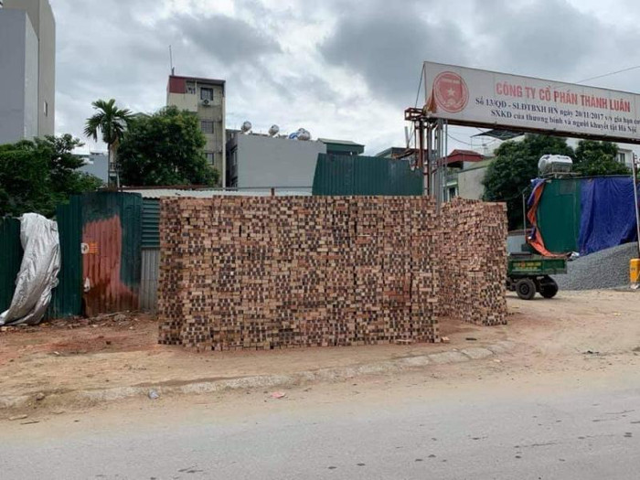 Một người đã xếp gạch quanh xe ô tô, chỉ để lại một lối đi hẹp.