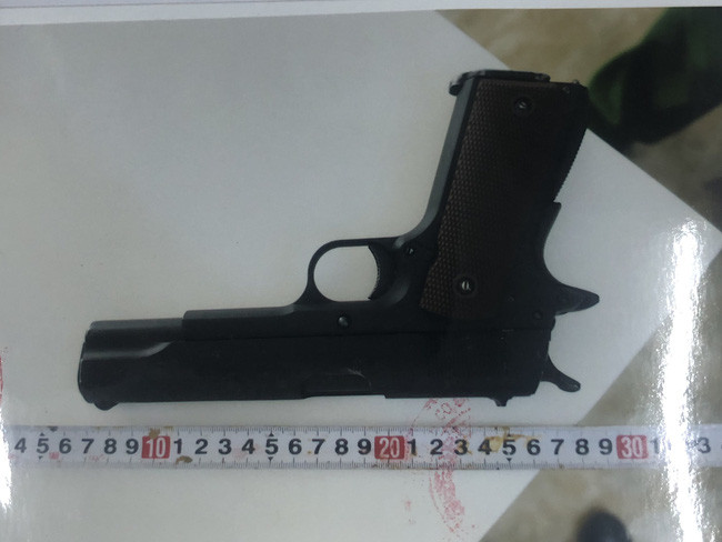 Gia đình nạn nhân đã giao nộp khẩu súng bắn đạn bi P. bỏ quên tại hiện trường. Ảnh: Dân Việt