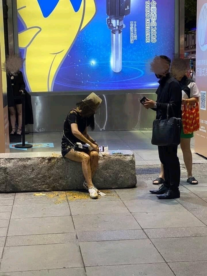 Chị Khâu bị cả xô chất bẩn đổ lên đầu. 