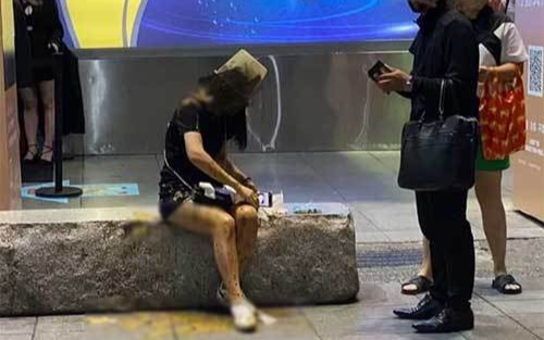 Đi tán gái nhưng bị chê lùn, nam thanh niên đổ cả xô chất bẩn lên người cô gái để trả thù Ảnh 2