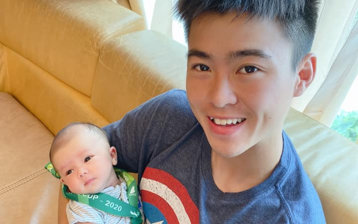 Duy Mạnh đeo huy chương vàng lên cổ con trai mừng vô địch Cúp Quốc gia Ảnh 2