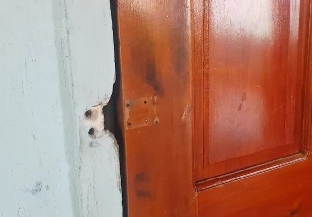 Cánh cửa căn phòng bị khóa trái. Ảnh: Dân Trí