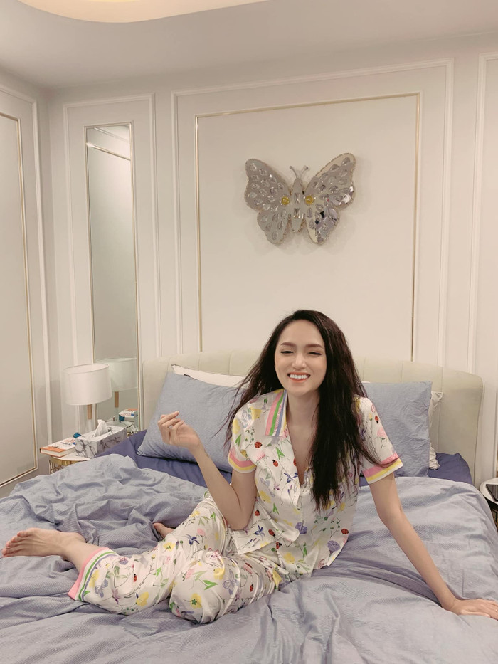 Không gian phòng ngủ được trang trí đơn giản với chiếc giường màu tím nhạt dịu dàng nữ tính