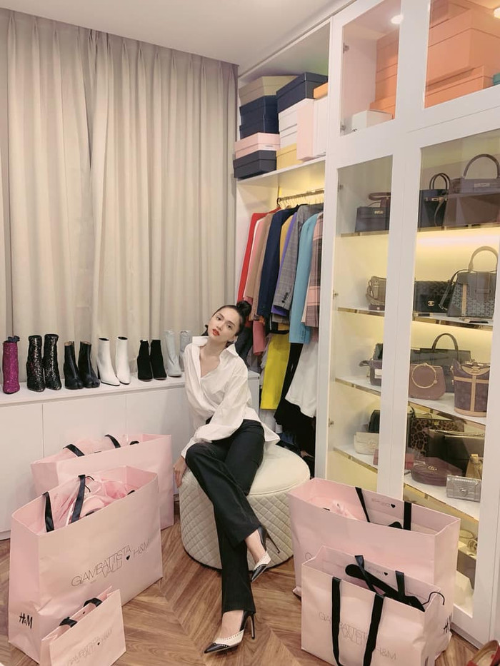 Có thể thấy khu vực phòng để đồ của cô khá rộng rãi và được bố trí gọn gàng ngăn nắp với loạt đồ hiệu từ quần áo, giày dép đến túi xách