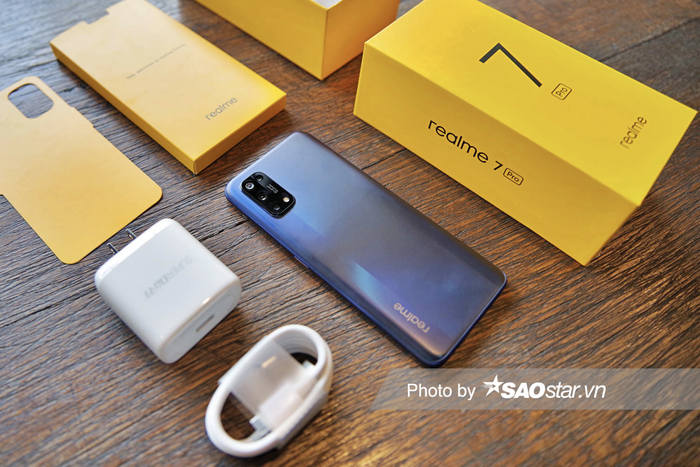 Giống như các dòng smartphone 'cộp-mác' Realme, Realme 7 Pro cũng được đựng trong chiếc hộp quen thuộc màu vàng, bên trong gồm có một số phụ kiện kèm theo như ốp lưng silicon, cây chọc SIM, cáp sạc USB-C và Adapter sạc với công suất đến 65W.
