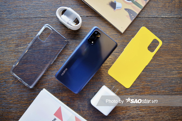 Về thiết kế, Realme 7 Pro sở hữu thiết kế ưa nhìn với mặt lưng nhám, vát cong nhẹ ở 4 cạnh trên thân máy. Mặt lưng của thiết bị có hiệu ứng vân sáng phản chiếu khi thay đổi góc máy, đi kèm đó là đường dọc chạy từ cụm camera đến cuối mặt lưng tạo thành điểm nhấn.