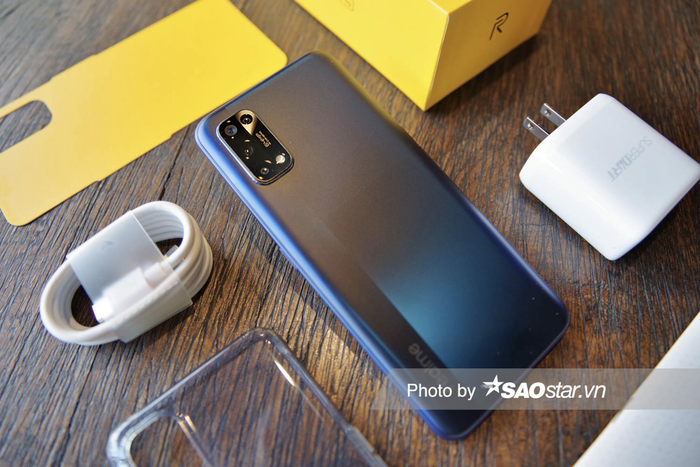 Realme 7 Pro trang bị cụm 4 camera sau bố trí hình chữ L thay vì dọc như trên phiên bản tiêu chuẩn Realme 7.