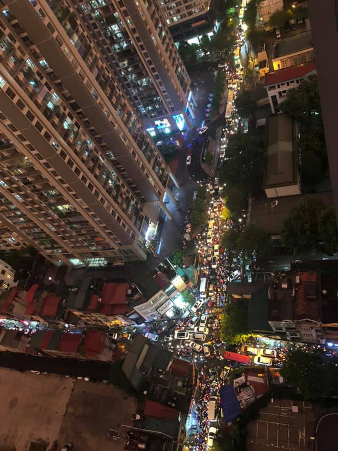 Nhìn cảnh tượng này thì chắc có lẽ nhiều người phải lắc đầu ngán ngẩm nếu không may đang điều khiển phương tiện trong đám đông kể trên