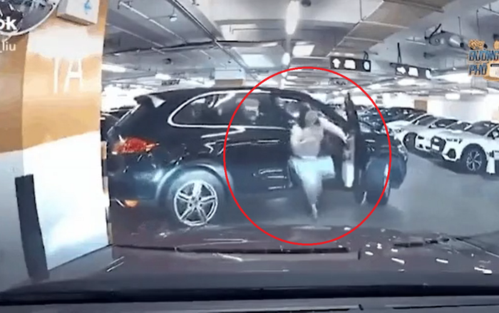 Clip nữ tài xế 'trả giá đắt', mở cửa trong khi xe đang lùi gây nguy hiểm cho bản thân Ảnh 2