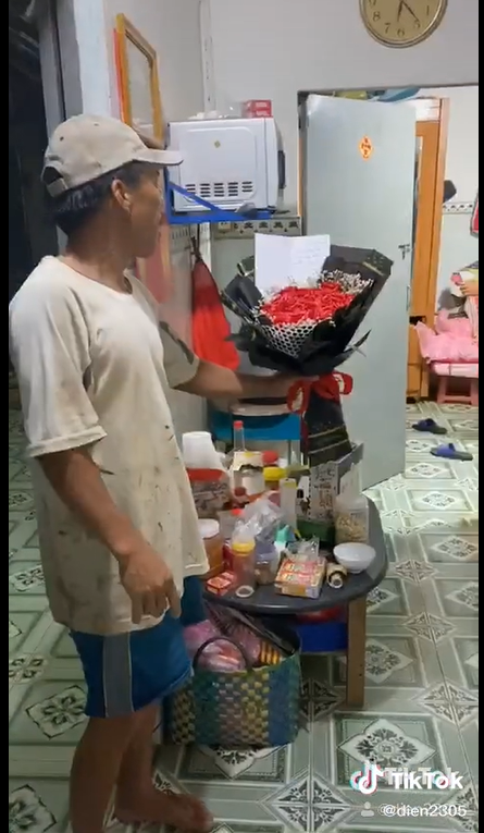 Trông vẻ bề ngoài thì có vẻ hơi lấm lem, thế nhưng hành động của người đàn ông này dành cho vợ mình lại nhận về vô số lời tán thưởng từ dân mạng