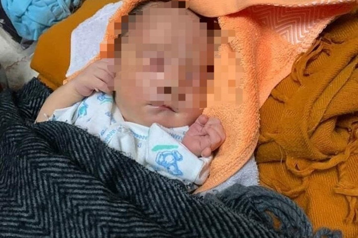 Cháu bé 2 ngày tuổi bị bỏ rơi trước cổng chùa. Ảnh: Lao động