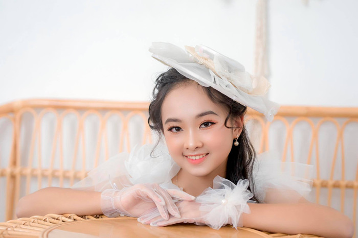Nguyễn Gia Hà My có gương mặt xinh đẹp thông minh và nụ cười ngời sáng