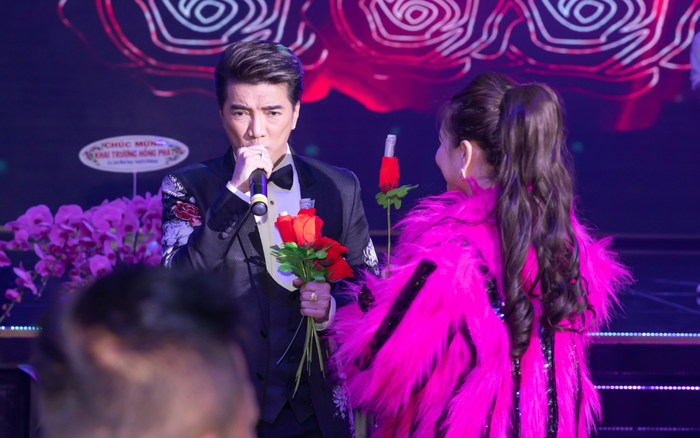 Đàm Vĩnh Hưng bối rối vì fan nữ trong đêm nhạc, cư dân mạng phát hiện ra 'hotgirl thị phi' năm nào Ảnh 2