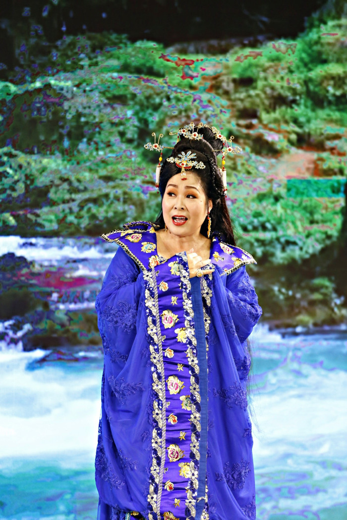 NSND Hồng Vân dành nhiều tâm huyết thực hiện món quà này để lưu giữ kỉ niệm tình yêu với ông xã Tuấn Anh