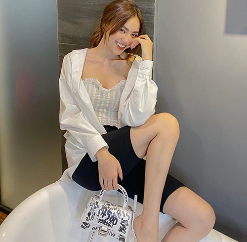 Ninh Dương Lan Ngọc sử dụng nó như một chiếc áo khoác nhẹ bên ngoài. 