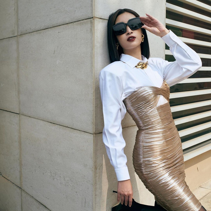 Đây cũng là cách mà Đỗ Mỹ Linh chọn diện với áo sơ-mi trắng. Cô nàng còn mix thêm kính mát, vòng cổ để tăng độ thời thượng. 