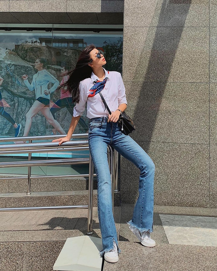 Với Đồng Ánh Quỳnh, một chiếc khăn thắt nhẹ nơi cổ cùng quần suông xé gấu đã giúp cô tạo nên set đồ thú vị. 