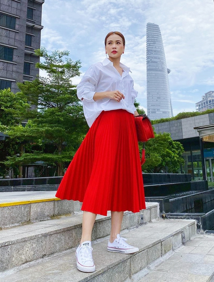 Mix sơ-mi cùng chân váy xếp pli cũng được Sam ưu ái. 