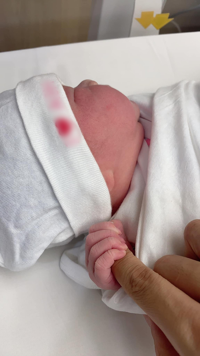 Thu Thủy hạ sinh con gái đầu lòng cho Kin Nguyễn: 'Bé ra sớm 10 ngày khiến ba mẹ hú vía' Ảnh 2