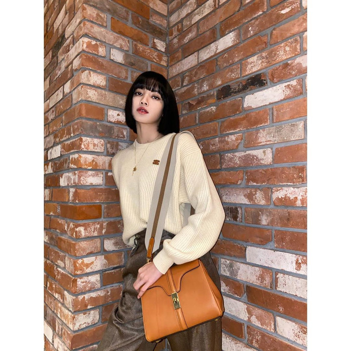 Cô luôn chọn trang phục kín đáo, đầy thanh lịch mỗi khi chụp hình cho nhãn hàng danh giá lâu đời của Pháp này 