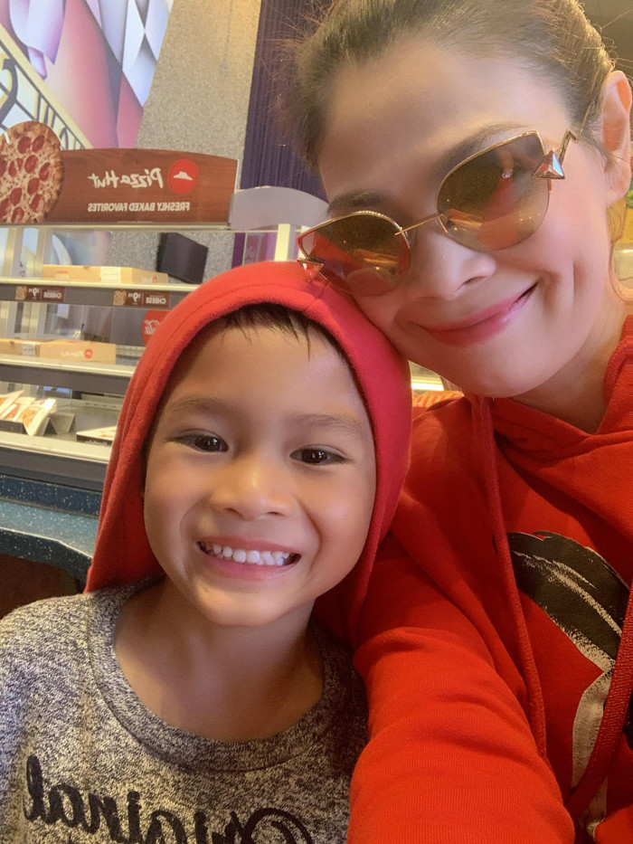 Mặc dù con trai Thanh Thảo vẫn giao tiếp tiếng Việt với mẹ và bà ngoại khi ở nhà nhưng điều đó cũng không đủ để cậu bé rành tiếng Việt như các bạn đồng trang lứa.