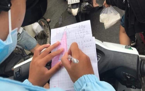 Đường kẹt cứng vì đông xe cộ, nữ sinh vẫn ung dung làm hành động này khiến CĐM cười ngất Ảnh 2