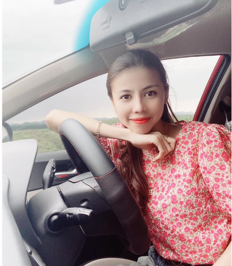 Hoa được biết đến là một chủ shop quần áo nổi tiếng