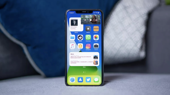 Hiện tượng quá nhiệt cũng xuất hiện sau khi nâng cấp iPhone lên iOS 14, theo phản hồi của một số người dùng Việt Nam. (Ảnh: Cnet)