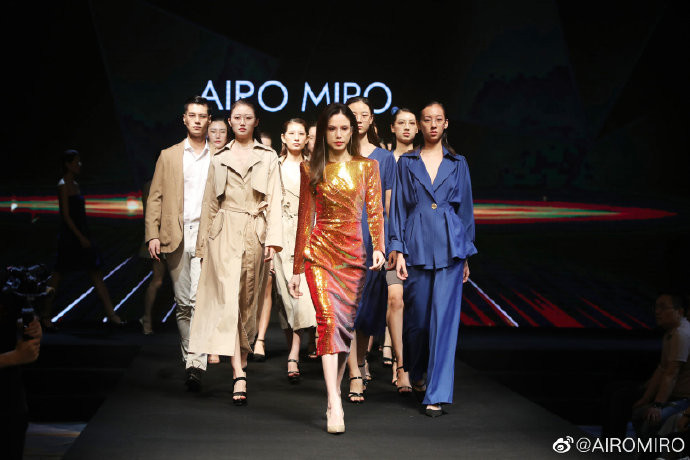 Lý Nhược Đồng xuất hiện trong một show thời trang tối qua với visual đỉnh cao&nbsp;