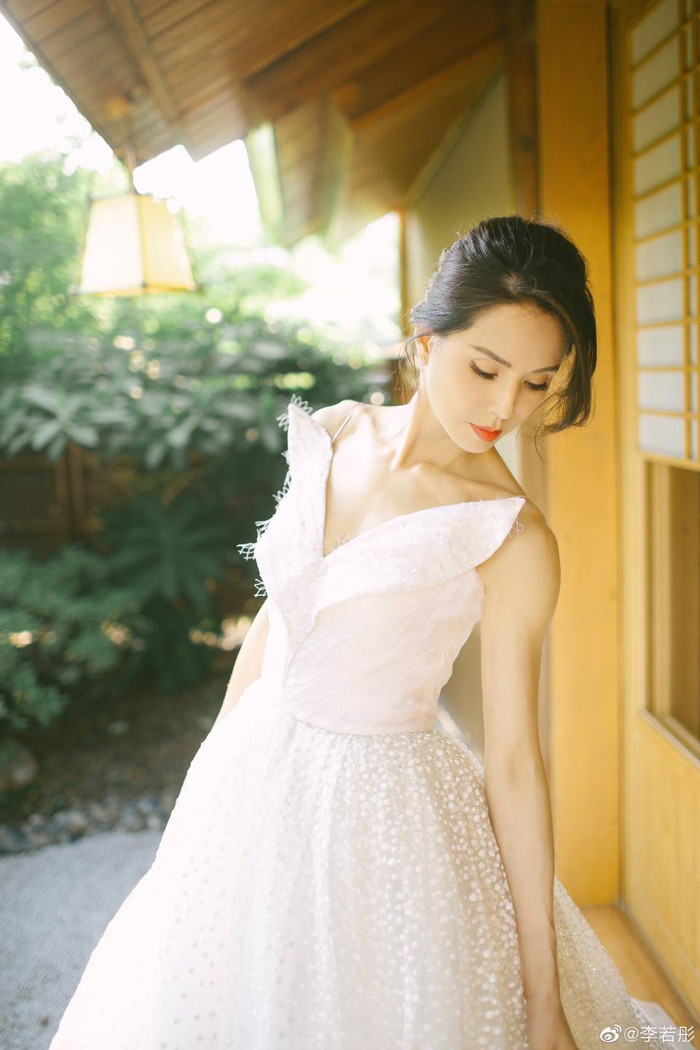 Cô luôn diện những thiết kế trẻ trung, nữ tính hơn cả tuổi thật