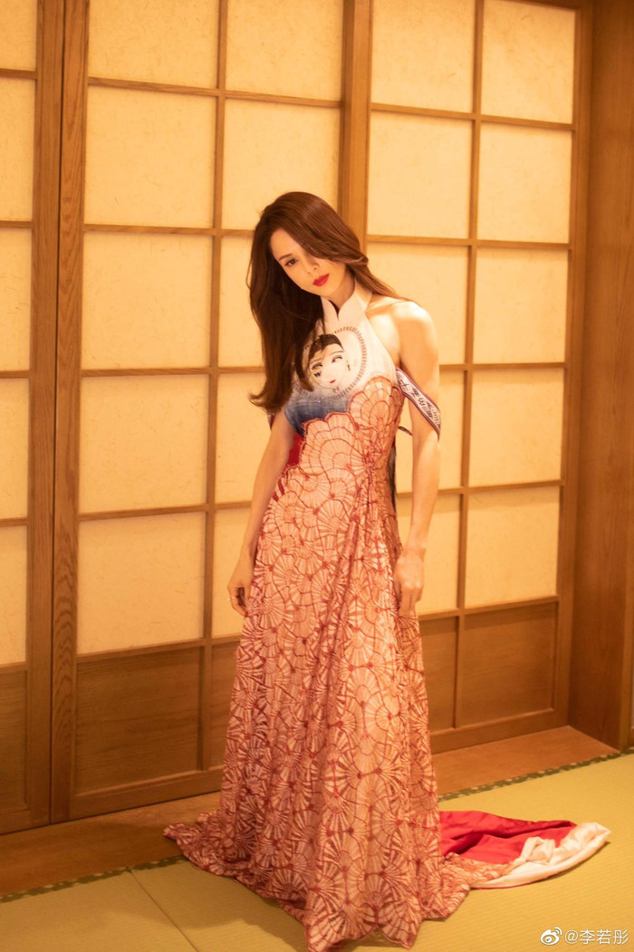 Dân mạng trầm trồ khen ngợi và nhận định mỗi lần cô mà diện váy vóc thì đều bừng sáng cả một sự kiện&nbsp;