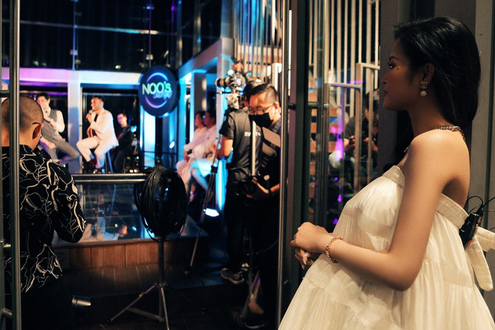 Đông Nhi đứng trong hậu trường cổ vũ Noo Phước Thịnh